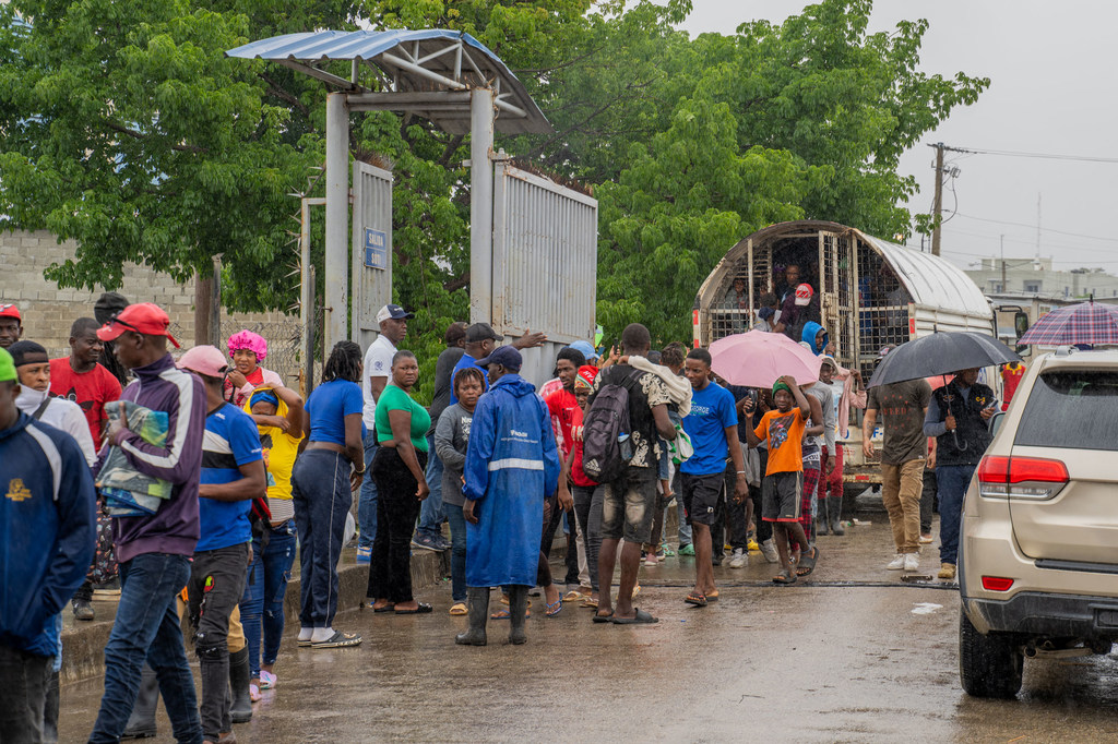 Des migrants expulsés passent la frontière entre la République dominicaine et Haïti à Ouanaminthe.